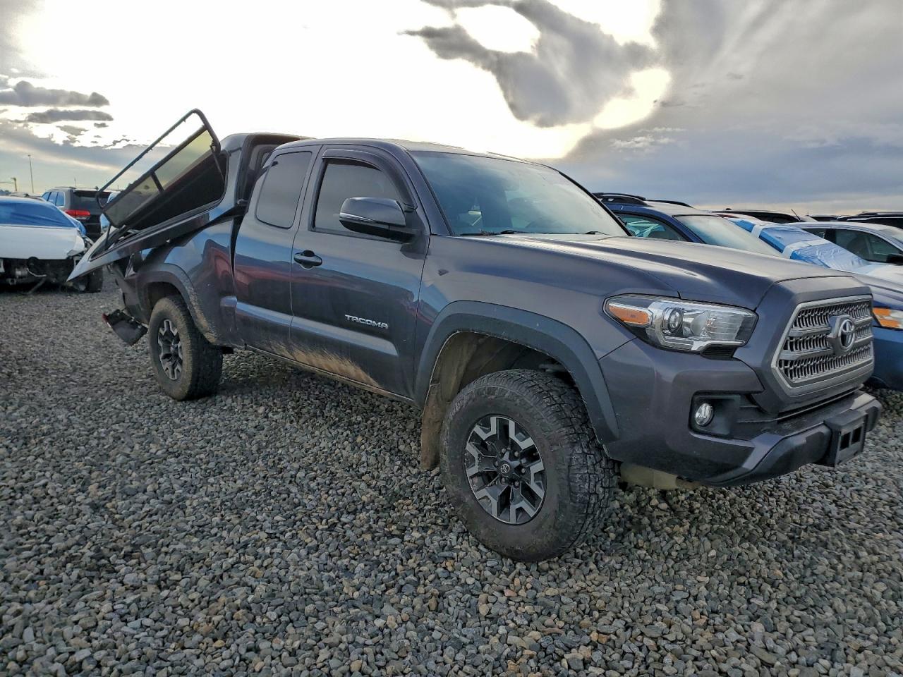 Toyota Tacoma Access Cab Image 3