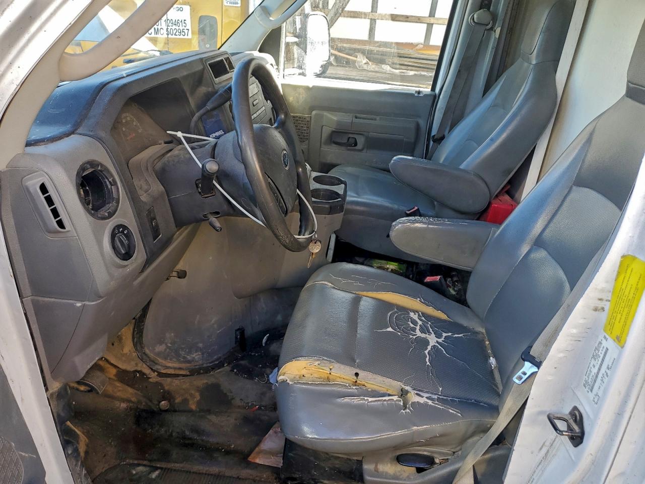 Ford Econoline E450 Super Duty Cutaway Van Image 13