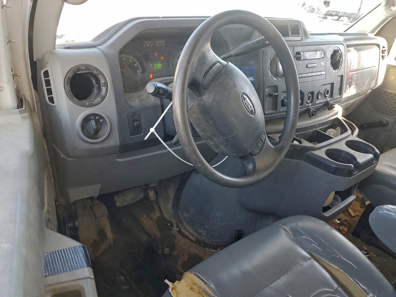 Ford Econoline E450 Super Duty Cutaway Van Image 11