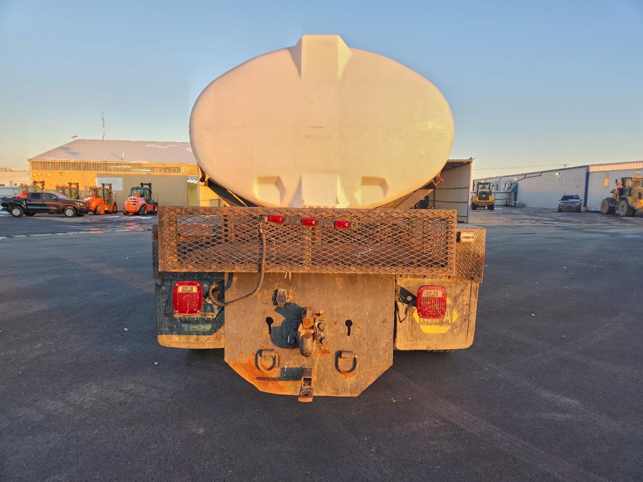 Ford F-650 Super Duty Image 3