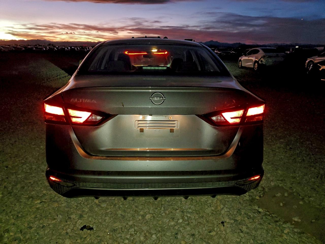 Nissan Altima S Image 4