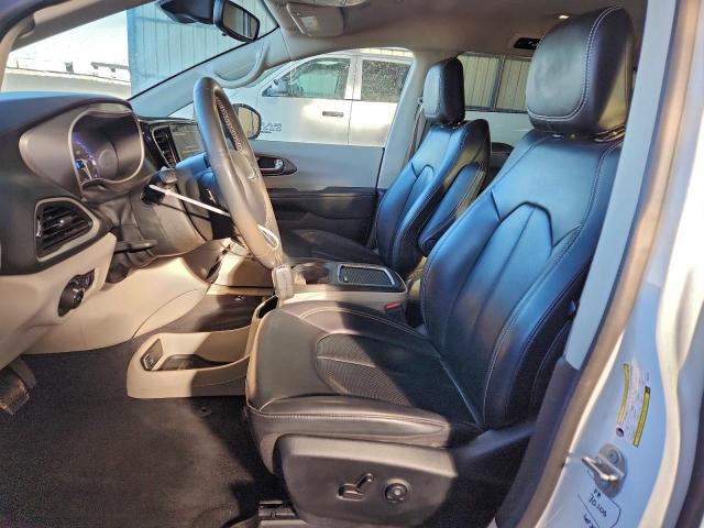 Chrysler Pacifica Touring L Image 3
