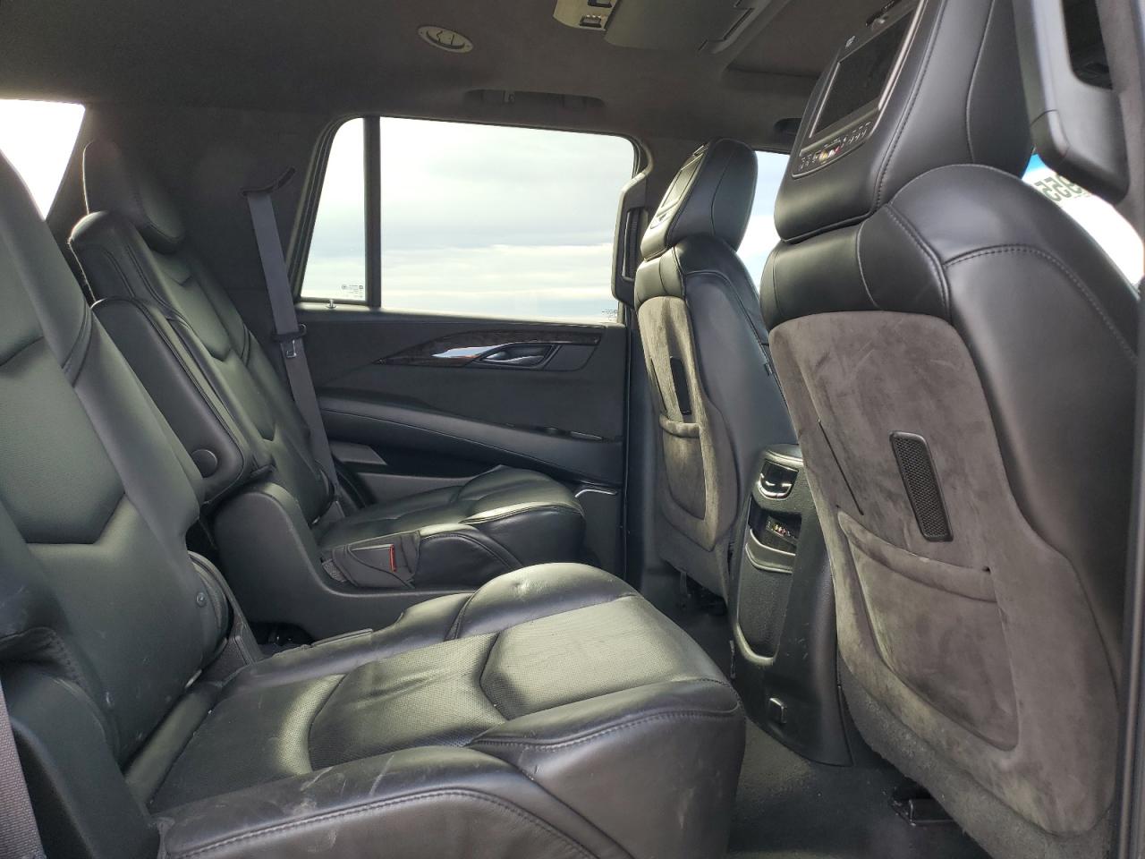 Cadillac Escalade Platinum Image 12