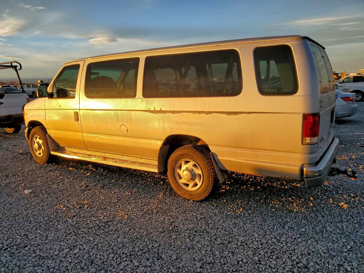 Ford Econoline E350 Super Duty Wagon Image 2