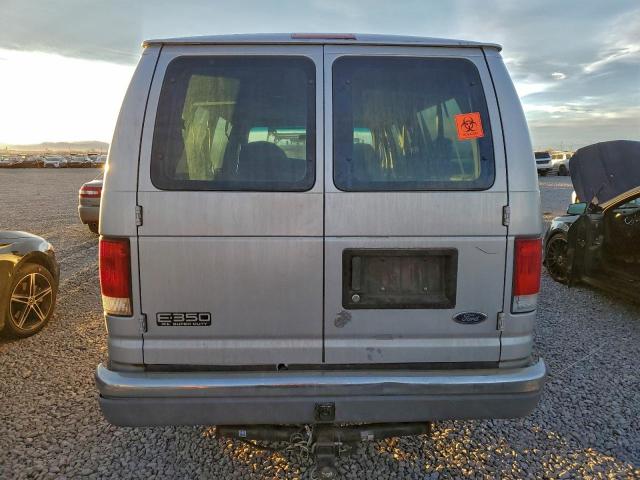 Ford Econoline E350 Super Duty Wagon Image 5