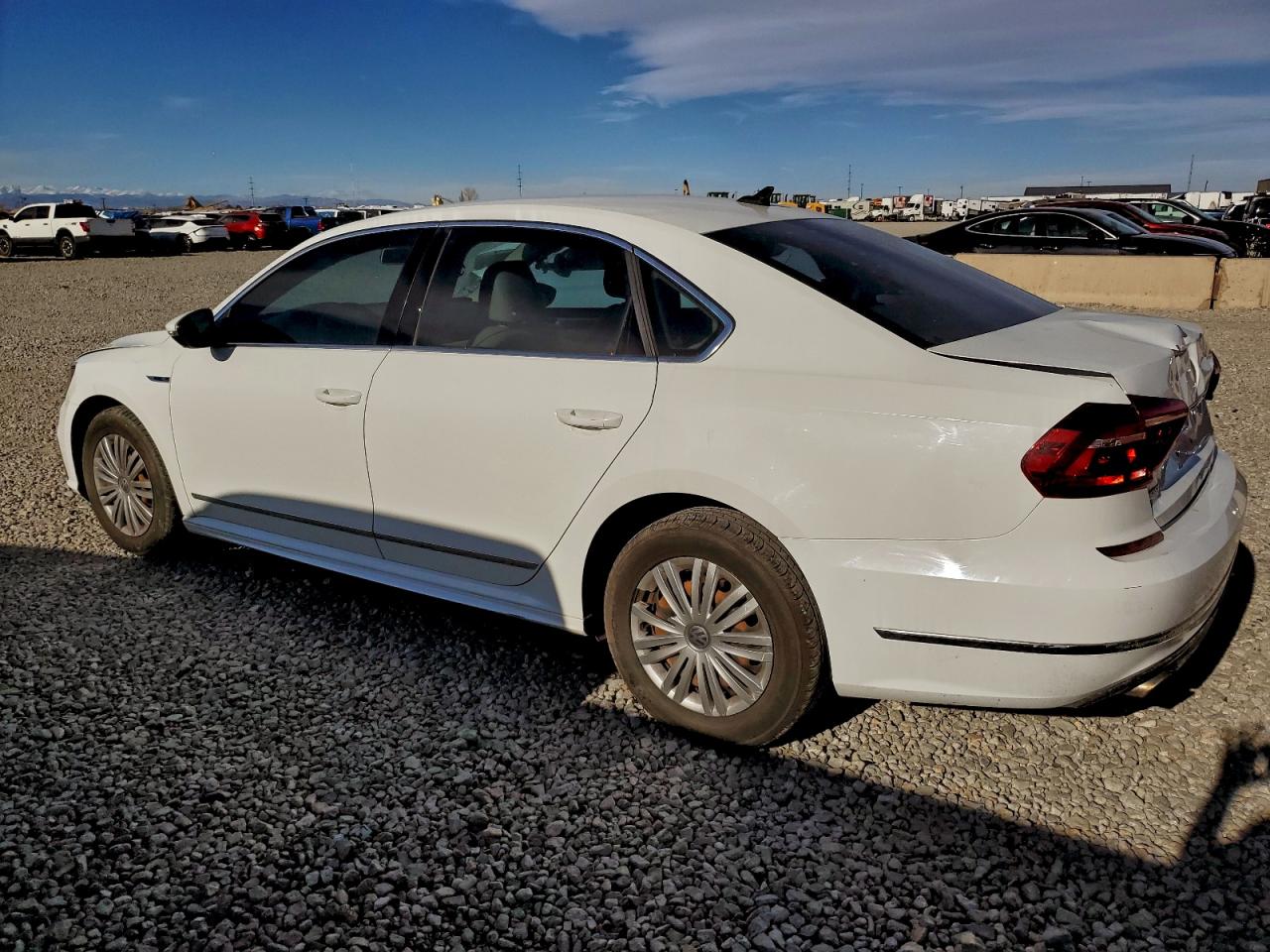 Volkswagen Passat R-line Image 6
