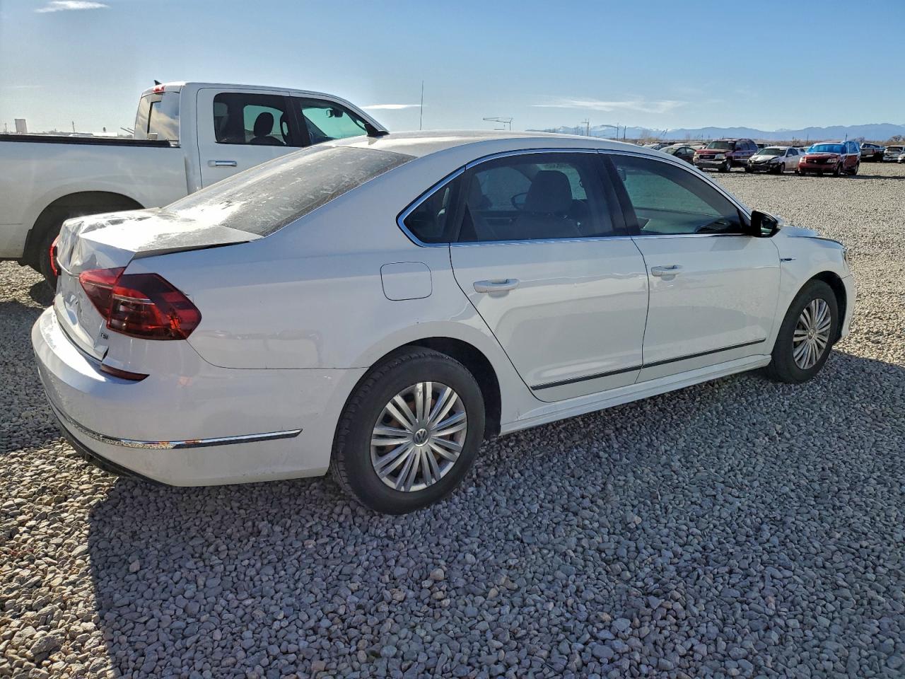 Volkswagen Passat R-line Image 11