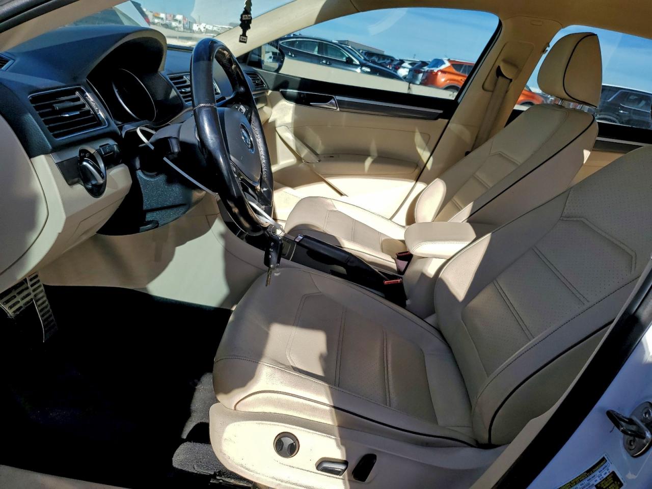 Volkswagen Passat R-line Image 9