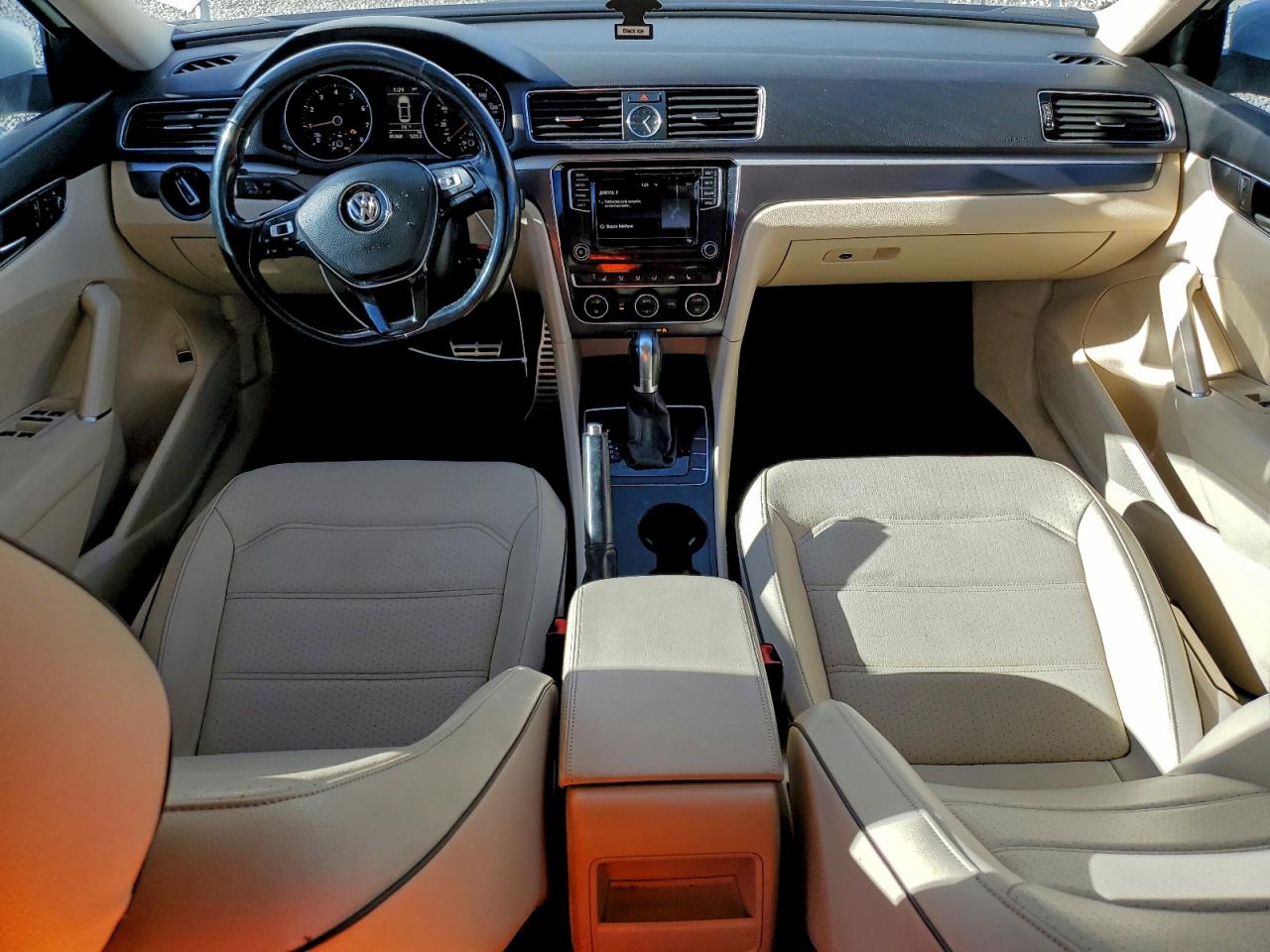 Volkswagen Passat R-line Image 12