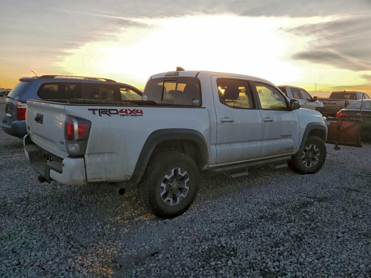 Toyota Tacoma Double Cab Image 3
