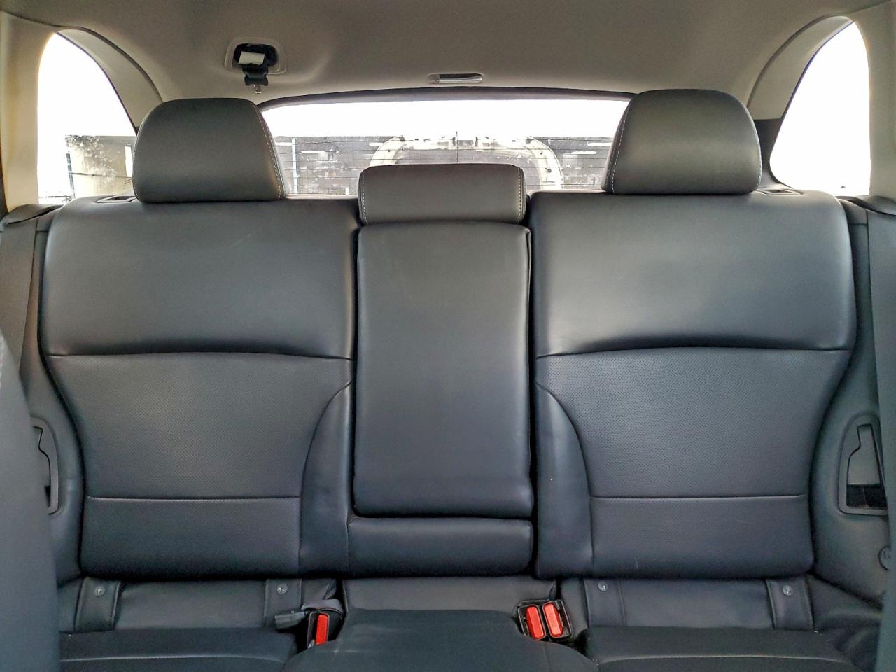 Subaru Outback 2.5i Limited Image 3