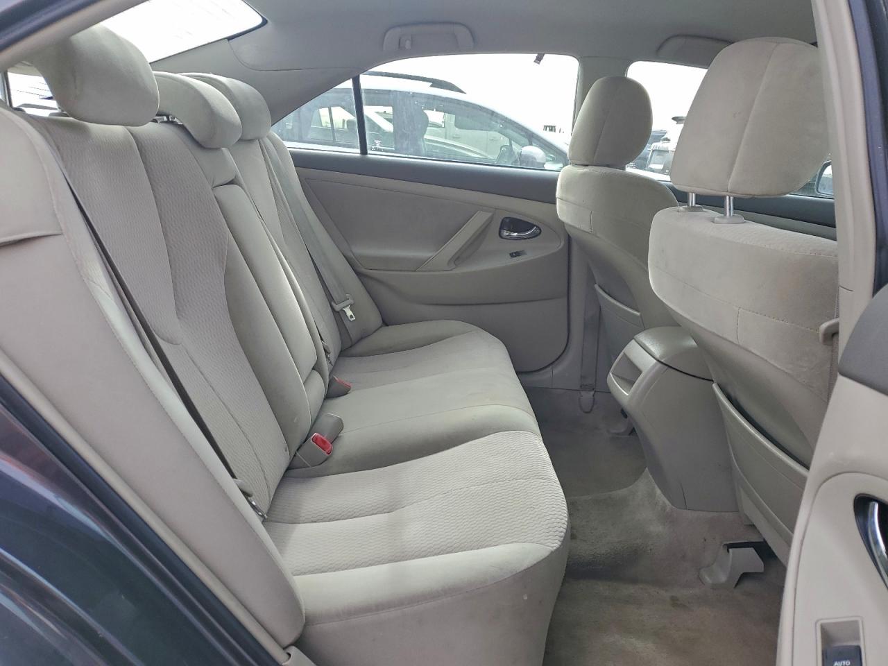 Toyota Camry Base Image 2