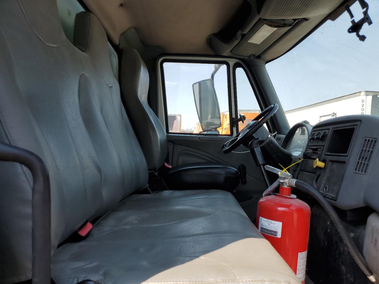 International 4300 4300 Image 8