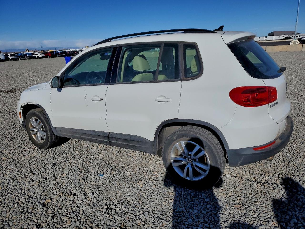 Volkswagen Tiguan S Image 4