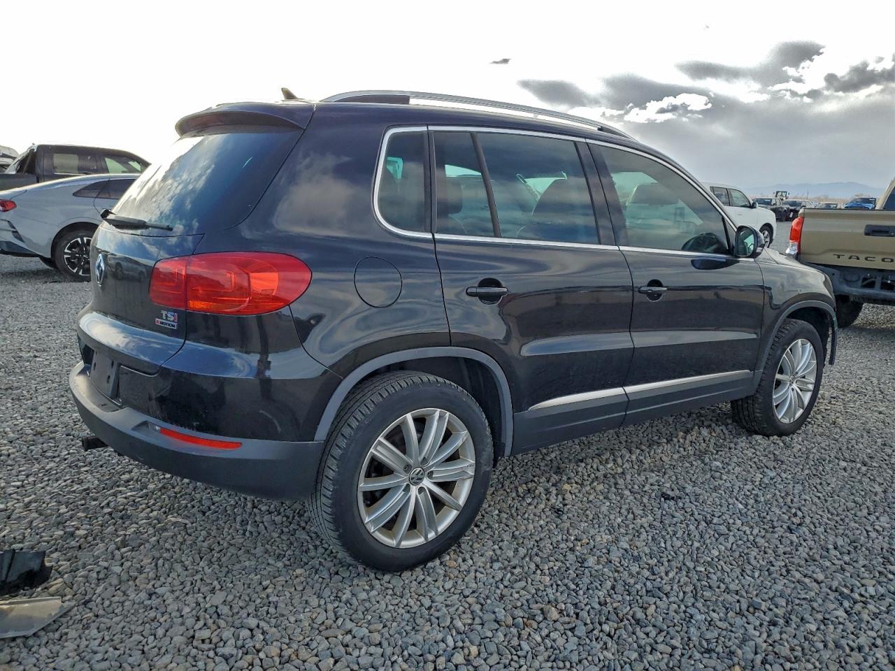 Volkswagen Tiguan S Image 10