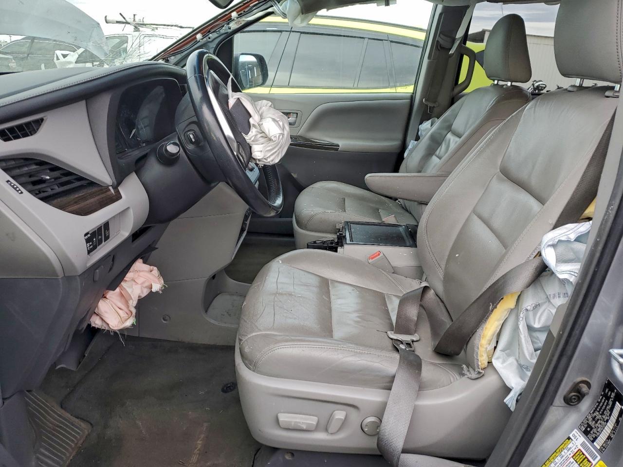 Toyota Sienna Xle Image 3