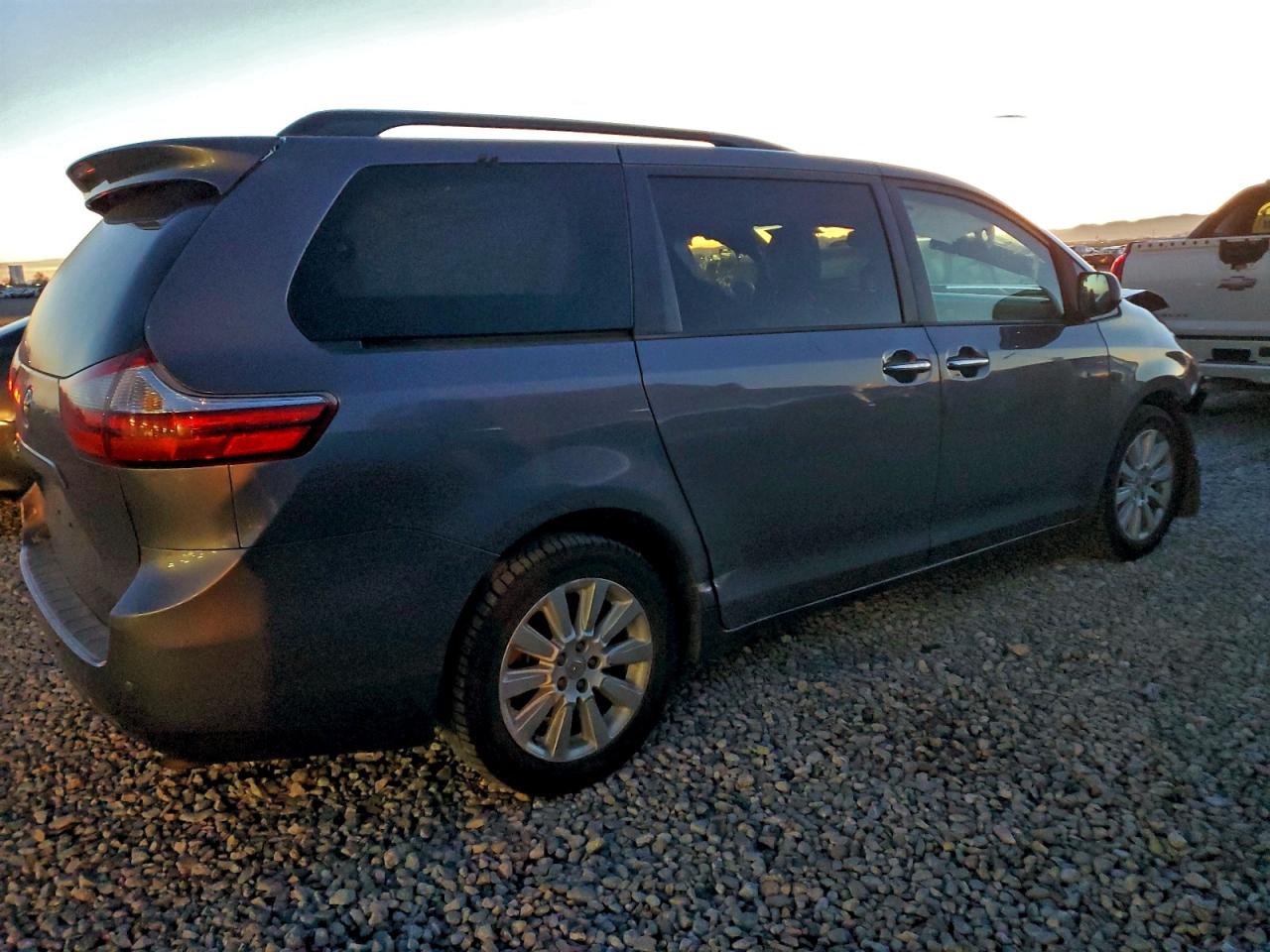Toyota Sienna Xle Image 2