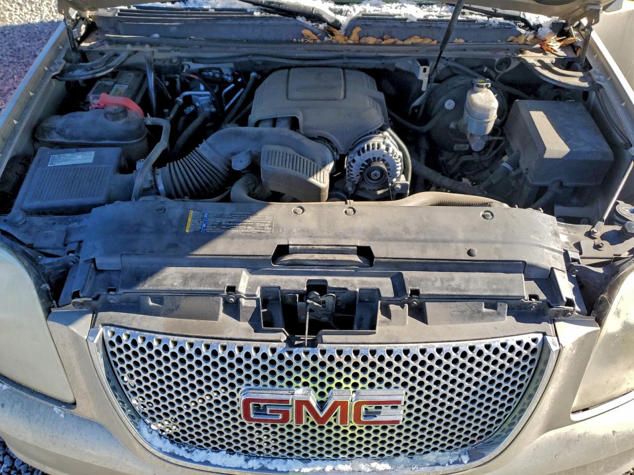 GMC Yukon Denali Image 11