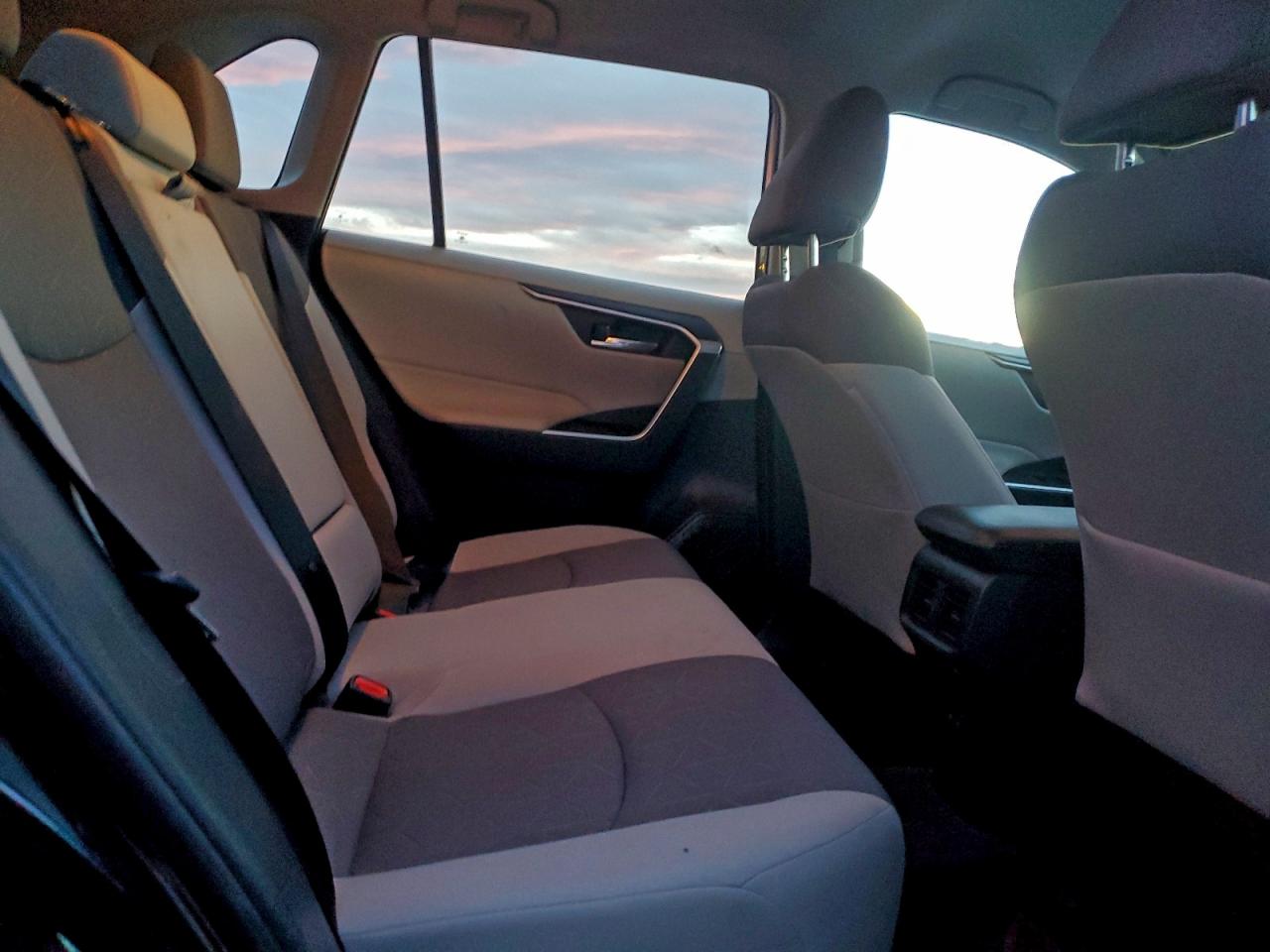 Toyota RAV4 Xle Image 6